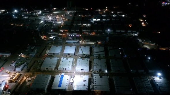 石家莊黃莊公寓集中隔離場所首批1008間集裝箱房屋主體拼裝完成！